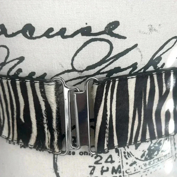 Zebra Print leather belt Black and White Silver clasp  black stretch size large - Picture 4 of 9